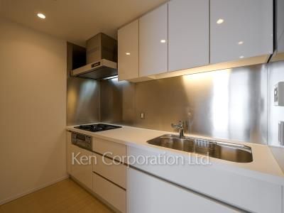 Kitchen ※Photo of the same layout on 12 floor. Decoration and fixture may differ.