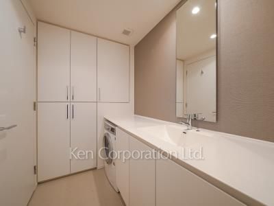 Powder Room ※Photo of the same layout on 12 floor. Decoration and fixture may differ.