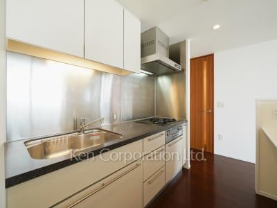 Kitchen ※Photo of the same layout on 25 floor. Decoration and fixture may differ.