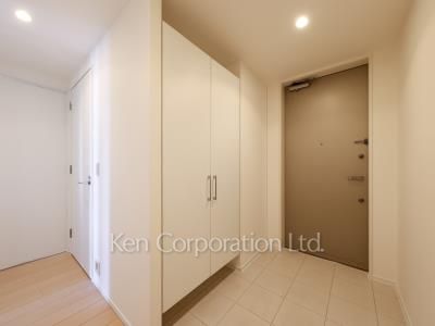 Entrance ※Photo of the same layout on 12 floor. Decoration and fixture may differ.