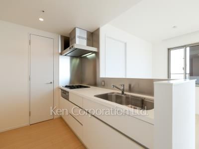 Kitchen ※Photo of the same layout on 12 floor. Decoration and fixture may differ.