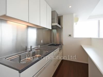 Kitchen ※Photo of the same layout on 29 floor. Decoration and fixture may differ.