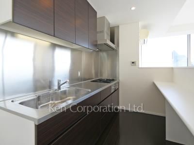 Kitchen ※Photo of the same layout on 19 floor. Decoration and fixture may differ.