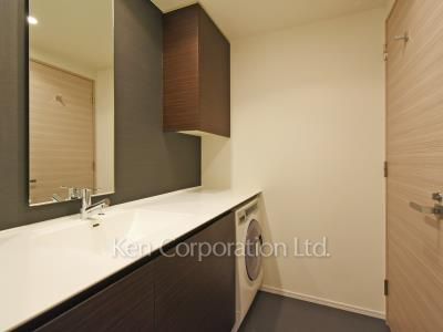 Powder Room ※Photo of the same layout on 19 floor. Decoration and fixture may differ.