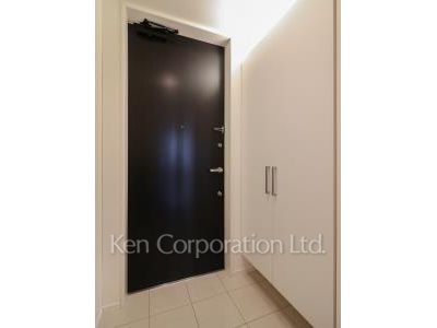 Entrance ※Photo of the same layout on 11 floor. Decoration and fixture may differ.