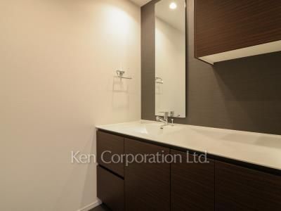 Powder Room ※Photo of the same layout on 11 floor. Decoration and fixture may differ.