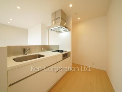 Kitchen ※Photo of the same layout on 6 floor. Decoration and fixture may differ.