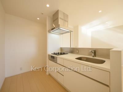 Kitchen ※Photo of the same layout on 6 floor. Decoration and fixture may differ.