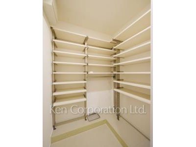 Shoes-In Closet ※Photo of the same layout on 6 floor. Decoration and fixture may differ.