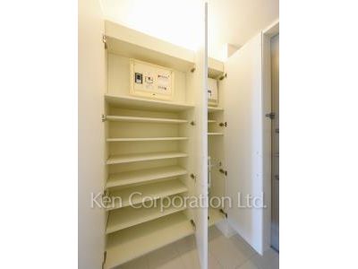 Shoes Closet ※Photo of the same layout on 12 floor. Decoration and fixture may differ.