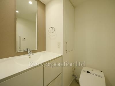 Powder Room ※Photo of the same layout on 12 floor. Decoration and fixture may differ.