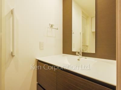 Powder Room ※Photo of the same layout on 23 floor. Decoration and fixture may differ.
