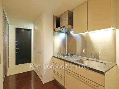 Kitchen ※Photo of the same layout on 9 floor. Decoration and fixture may differ.