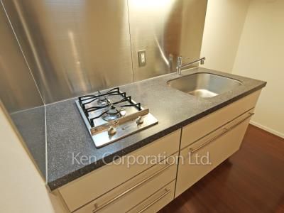 Kitchen ※Photo of the same layout on 9 floor. Decoration and fixture may differ.