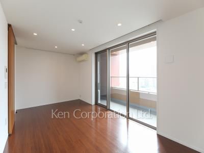 Living-Dining ※Photo of the same layout on 9 floor. Decoration and fixture may differ.