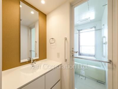 Powder Room ※Photo of the same layout on 12 floor. Decoration and fixture may differ.