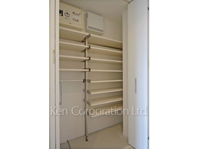 Closet ※Photo of the same layout on 8 floor. Decoration and fixture may differ.