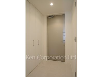 Entrance ※Photo of the same layout on 8 floor. Decoration and fixture may differ.