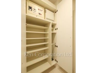 Shoes Closet ※Photo of the same layout on 20 floor. Decoration and fixture may differ.