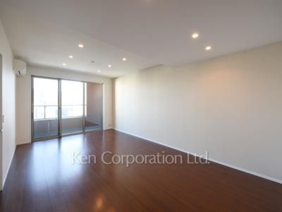 Living-Dining ※Photo of the same layout on 9 floor. Decoration and fixture may differ.