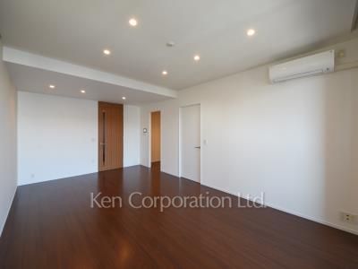 Living-Dining ※Photo of the same layout on 9 floor. Decoration and fixture may differ.
