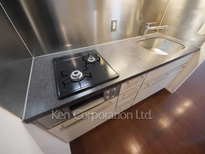 Kitchen ※Photo of the same layout on 9 floor. Decoration and fixture may differ.
