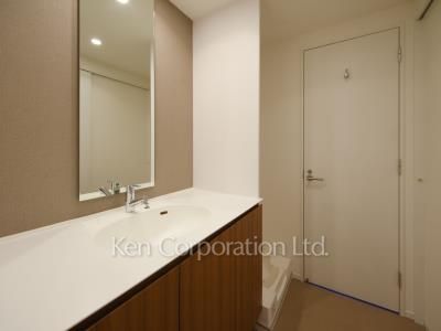 Powder Room ※Photo of the same layout on 9 floor. Decoration and fixture may differ.