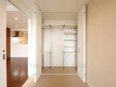Closet ※Photo of the same layout on 13 floor. Decoration and fixture may differ.