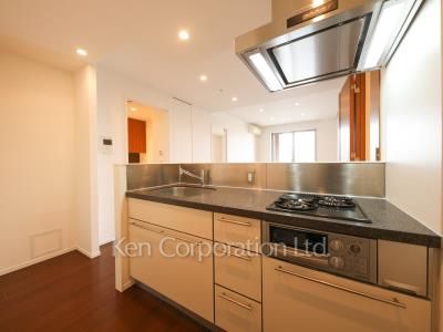 Kitchen ※Photo of the same layout on 13 floor. Decoration and fixture may differ.