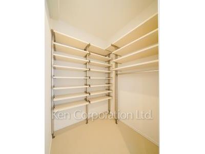 Shoes-In Closet ※Photo of the same layout on 26 floor. Decoration and fixture may differ.