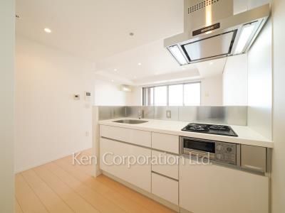 Kitchen ※Photo of the same layout on 26 floor. Decoration and fixture may differ.