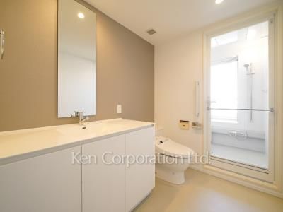 Powder Room ※Photo of the same layout on 26 floor. Decoration and fixture may differ.