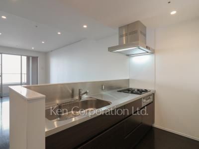 Kitchen ※Photo of the same layout on 31 floor. Decoration and fixture may differ.