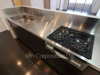 Kitchen ※Photo of the same layout on 31 floor. Decoration and fixture may differ.