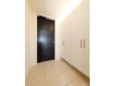 Entrance ※Photo of the same layout on 37 floor. Decoration and fixture may differ.