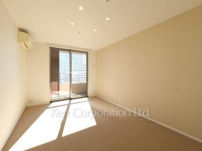 Master Bedroom ※Photo of the same layout on 37 floor. Decoration and fixture may differ.