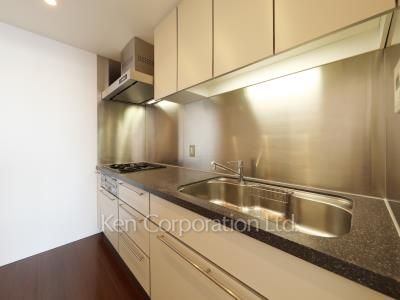 Kitchen ※Photo of the same layout on 37 floor. Decoration and fixture may differ.