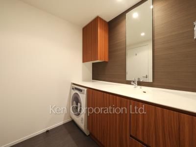 Powder Room ※Photo of the same layout on 37 floor. Decoration and fixture may differ.