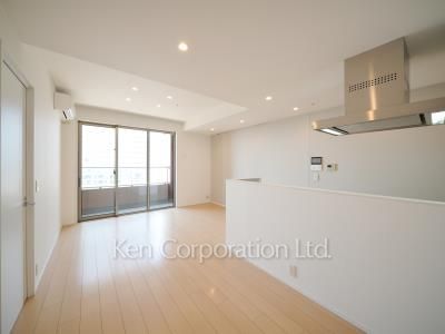Living-Dining ※Photo of the same layout on 30 floor. Decoration and fixture may differ.