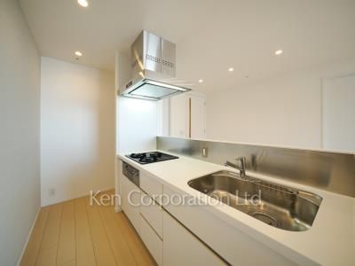 Kitchen ※Photo of the same layout on 30 floor. Decoration and fixture may differ.