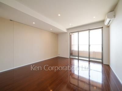 Living-Dining ※Photo of the same layout on 33 floor. Decoration and fixture may differ.