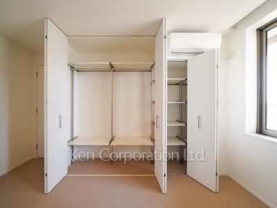 Closet ※Photo of the same layout on 33 floor. Decoration and fixture may differ.