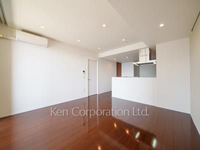 Living-Dining ※Photo of the same layout on 33 floor. Decoration and fixture may differ.