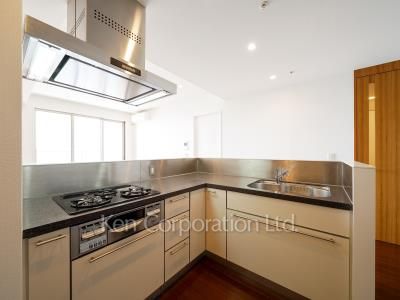 Kitchen ※Photo of the same layout on 33 floor. Decoration and fixture may differ.