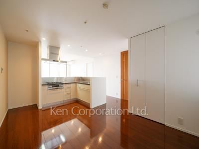 Kitchen ※Photo of the same layout on 33 floor. Decoration and fixture may differ.
