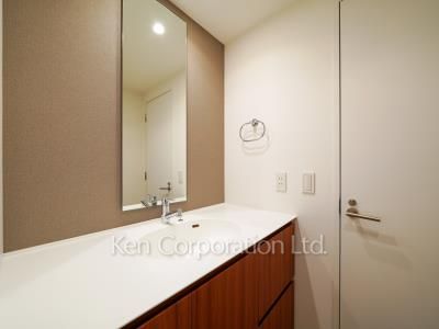 Powder Room ※Photo of the same layout on 33 floor. Decoration and fixture may differ.