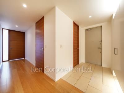 Entrance ※Photo of the same layout on 41 floor. Decoration and fixture may differ.