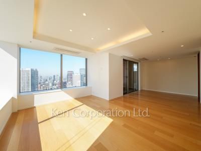 Living-Dining ※Photo of the same layout on 41 floor. Decoration and fixture may differ.