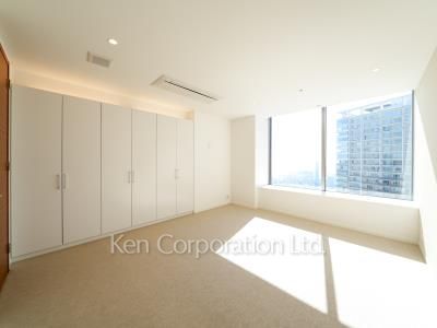 Master Bedroom ※Photo of the same layout on 41 floor. Decoration and fixture may differ.