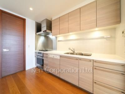 Kitchen ※Photo of the same layout on 41 floor. Decoration and fixture may differ.